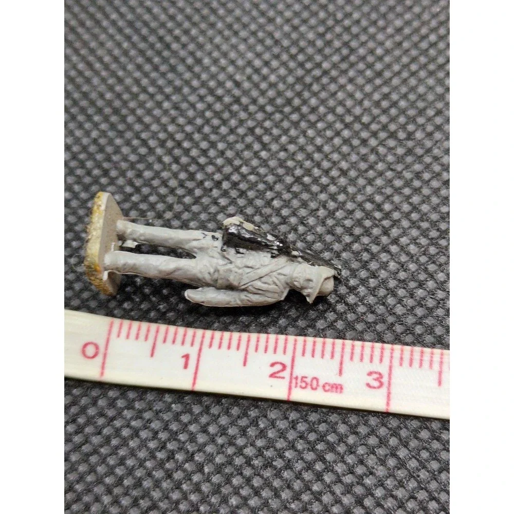 (44) Infantry Holding Rifle Miniatures 1/72 Scale